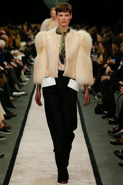 Look 15